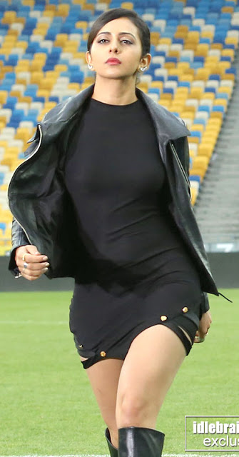 rp_SexyRakulPreetSinghblackdresswithoutbranudelegshotthighpic.jpg
