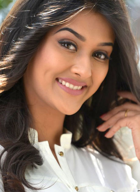 Sexy nude actress Pooja Jhaveri cum on her face(1)