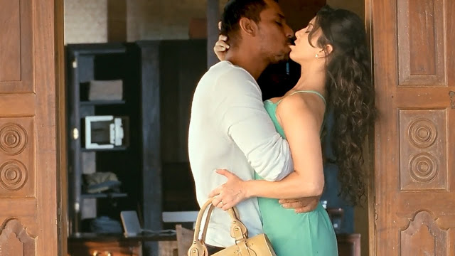 Hot Sunny Leone kissed, Bolly Tube