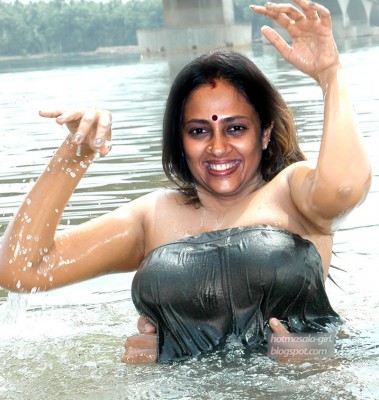 Lakshmy Ramakrishnan taking bath on river outdoor, Bolly Tube