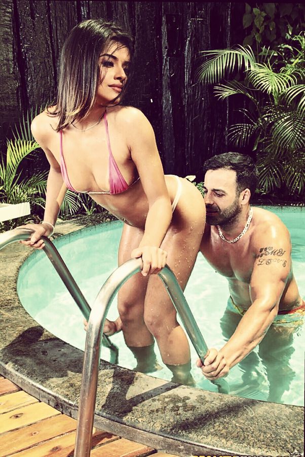 Asin naked mallu ass licked in swimming pool in bikini