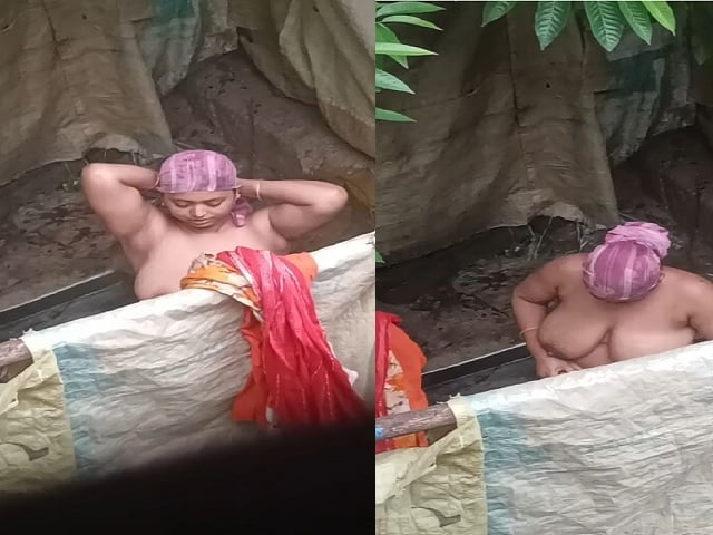 Tanker Bhabhi Outdoor Bathing Caught by Neighbor Viral