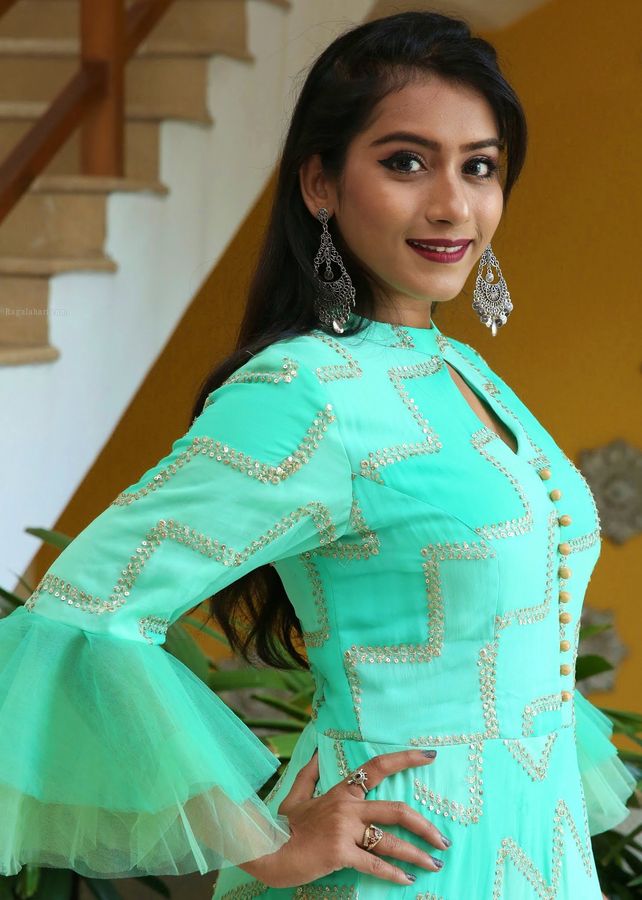 Preethi Singh sexy thigh boobs show open blouse cleavage exposed HD pics