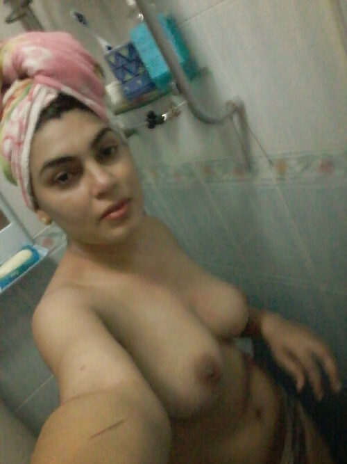 Saeeda Imtiaz sexy boobs topless selfie in bathroom, Bolly Tube