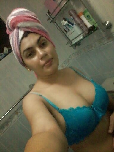Saeeda Imtiaz sexy boobs topless selfie in bathroom, Bolly Tube