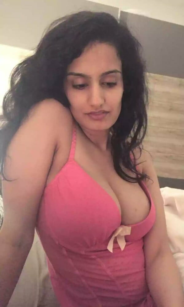 Shibani Dandekar big boobs topless slut pic, Bolly Tube