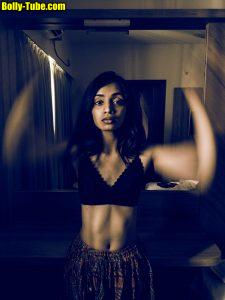 Pooja Jhaveri Nude Bathroom Selfie Photos