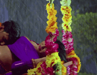 Amrapali Dubey navel kiss saree drop
