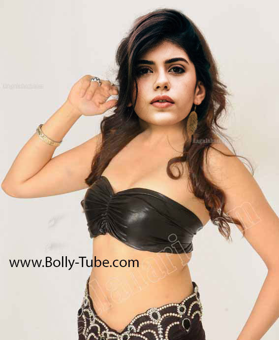 Sanjana Sanghi strapless black bra nude cleavage photo