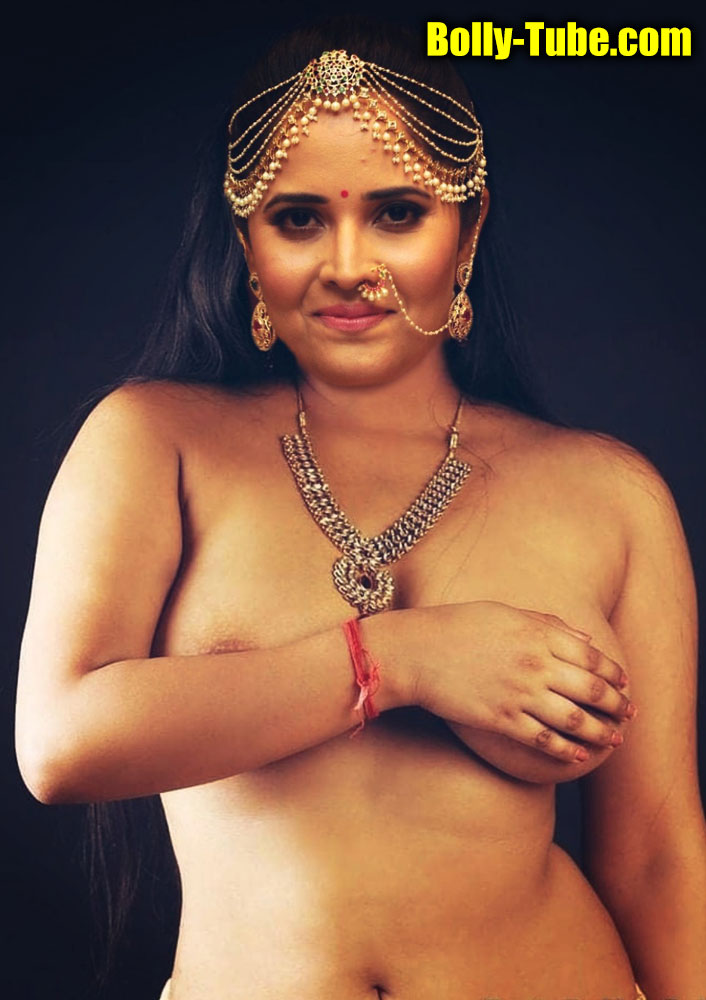 Hot Anasuya Bharadwaj covering her busty boobs nude picture