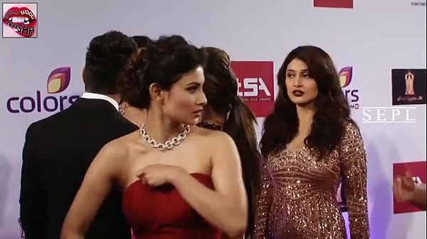 Oooppss Mouni Roy NIPPLE Visible in public video